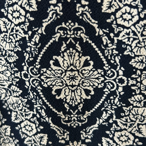 Beautiful floral sleeveless blouse, size medium - Picture 5 of 9